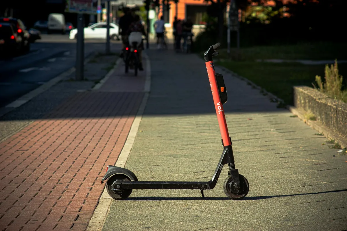 Titelbild - E-Scooter-Chaos in Berlin: Warum deine Haftpflicht jetzt auf den Prüfstand muss
