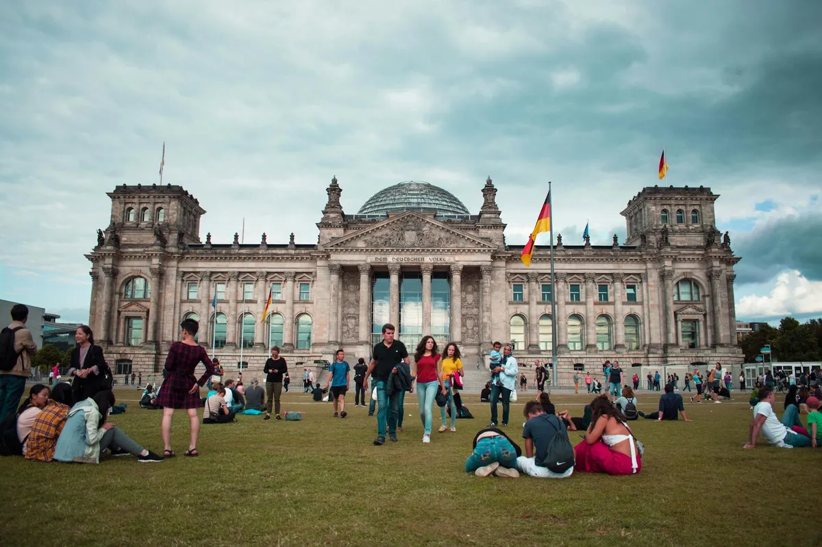 Titelbild - Warum die Weltlage direkt in dein Portemonnaie in Berlin greift
