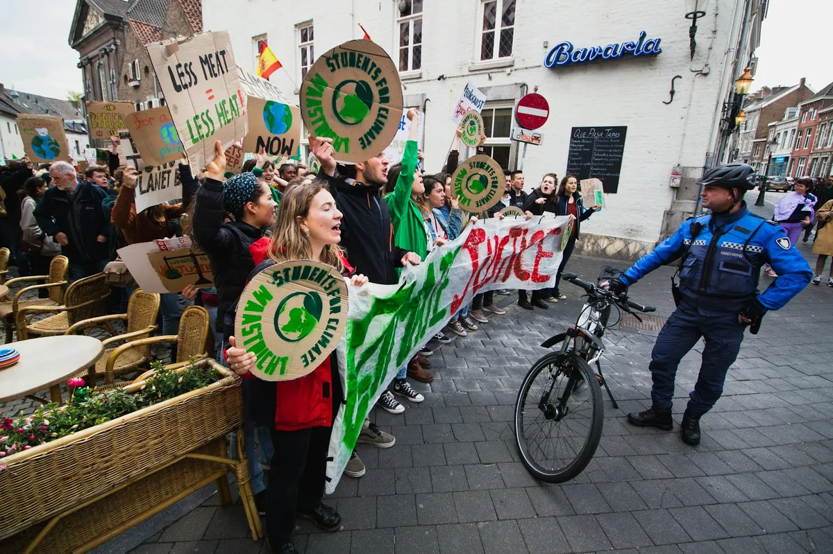 Titelbild - Digitale Gewalt: Warum das Netz kein rechtsfreier Raum für dich ist